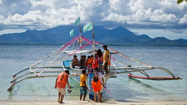 A boat arriving in Palawan.