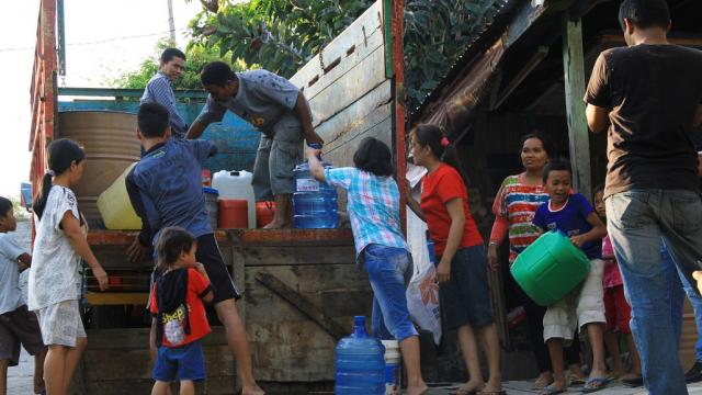 Lack of clean water will make it difficult for people to wash their hands frequently to prevent COVID-19 infection. Photo credit: iStock/Dzaqi Akbar.