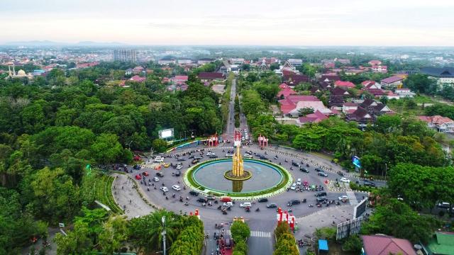 Tugu Digulis monument in Pontianak. Photo credit: iStock/supriyadi.