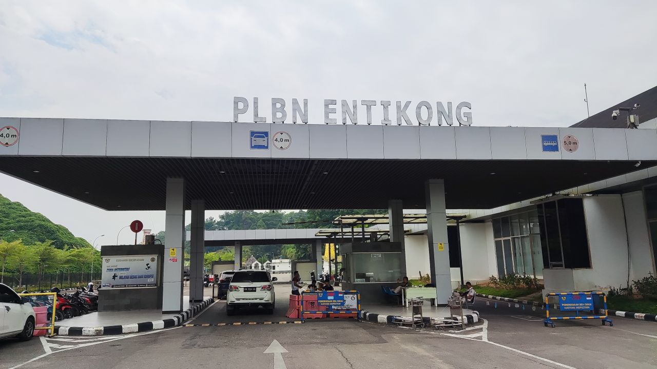Entikong–Tebedu border crossing. Photo credit: iStock/Ridham Supriyanto.